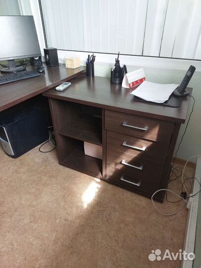 Стол офисный угловой с тумбой