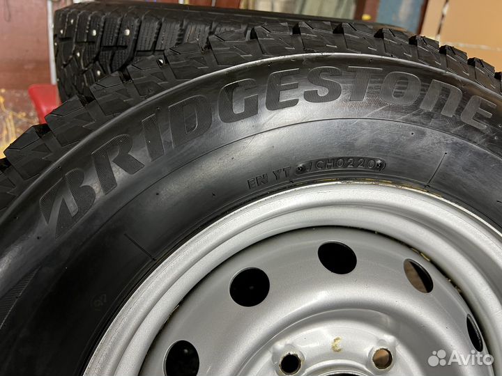 Bridgestone Blizzak Spike-02 SUV 205/70 R15 96T