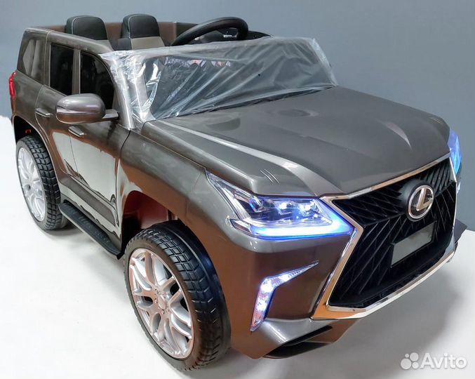 Детский электромобиль серебристого цвета