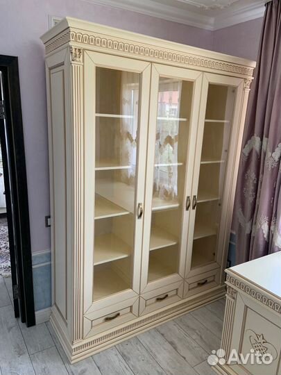 Витрина шкаф на заказ из массива