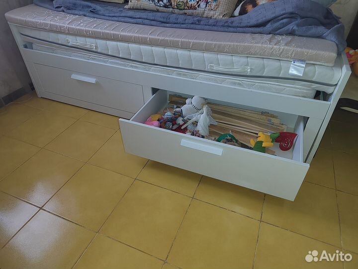 Кровать тахта, разъезжается до 2 х спальнего места