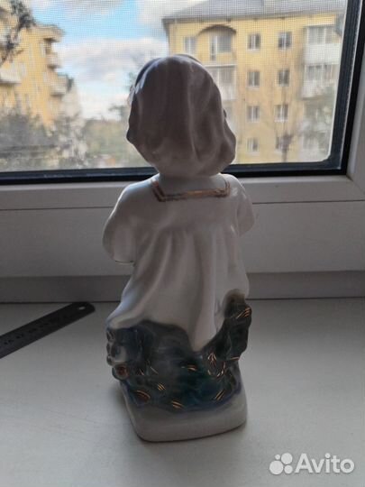 Статуэтка Девушка плетет венок старая Гжель