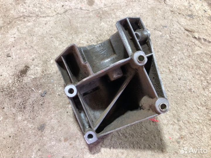 Кронштейн гидроусилителя руля Audi A8 D2/4D 2001