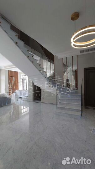 Зеркальное панно в лестничной зоне