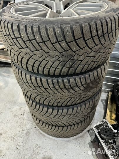 Pirelli Scorpion Ice Zero 2 285/40 R22