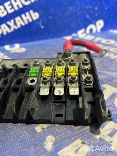 Блок предохранителей под капот Ford Fiesta 5