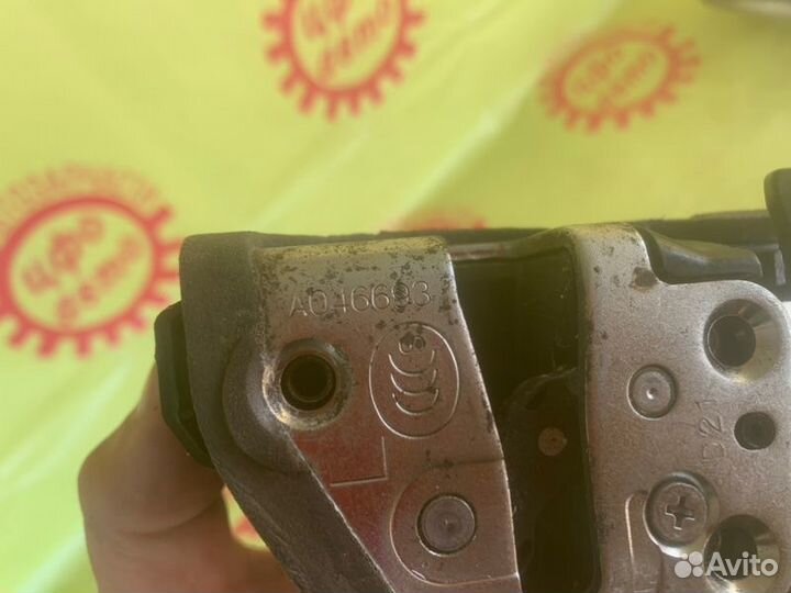 Замок боковой двери задний левый Toyota Rav4 XA30