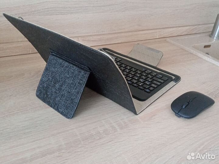 Продаю чехол для планшета с клавиатурой и мышью