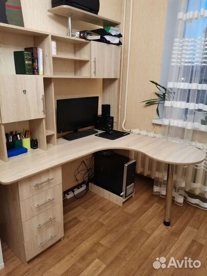 Компьютерный стол с полками