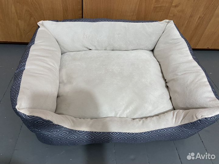 Лежанка, рулетка, корм, игрушки для собак