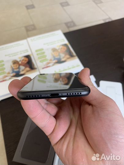 Телефон iPhone 8 -64gb