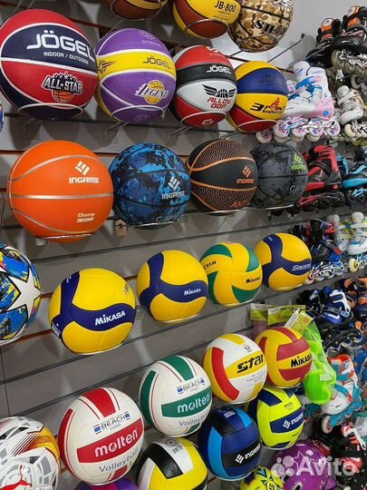 Волейбольный мяч, футбольный мяч, баскетбольный