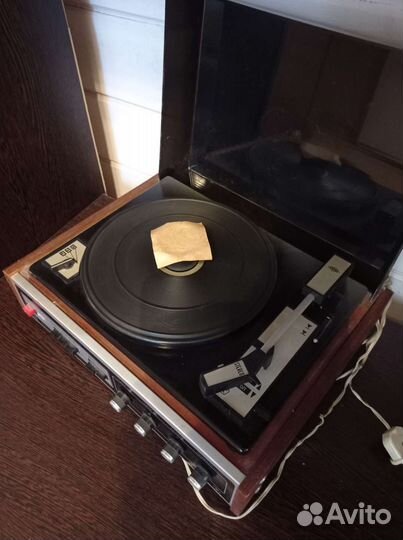 Проигрыватель винила ретро
