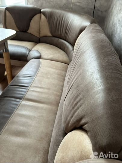 Кухонный уголок со столом и стульями