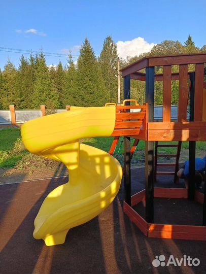 Детская площадка с зимним скатом