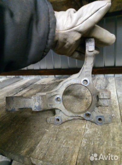 Кулак (цапфа) передний правый Opel Astra H 2011