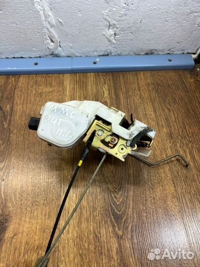 Замок боковой двери передний левый Mitsubishi