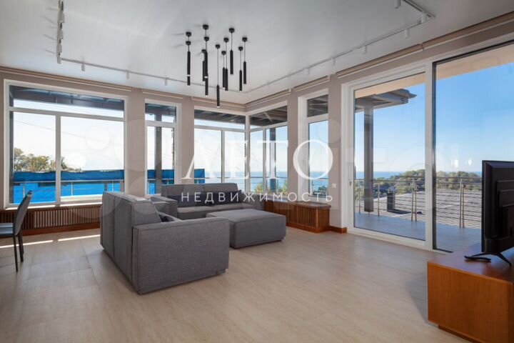 Коттедж 284 м² на участке 5,5 сот.