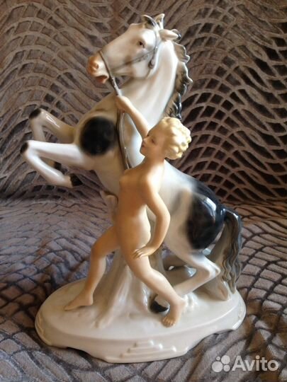 Фарфоровая статуэтка 