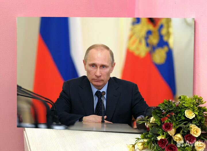Портрет Путина на холсте
