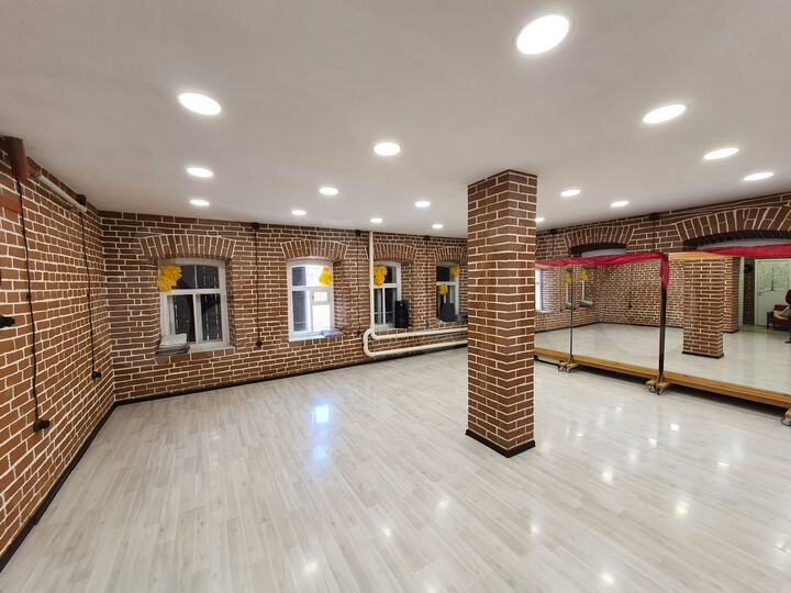 Здание в центре с землей и парковкой