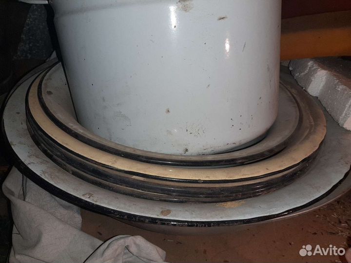 Тазы и кастрюли большие