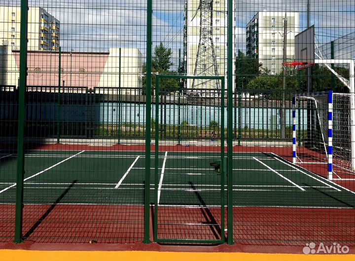Забор из 3D сетки коричневой спорт площадка