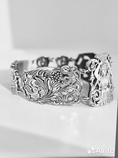 Серебряный браслет с изображением древнегреческой