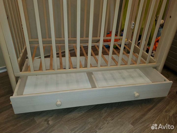 Детская кроватка и комод