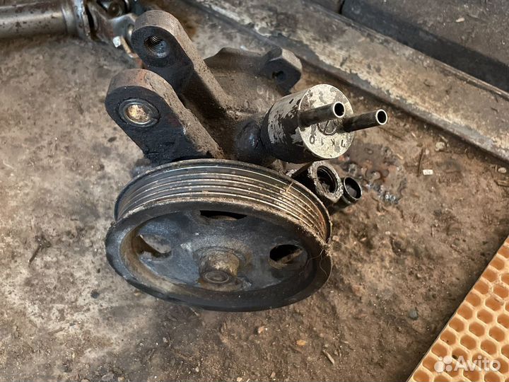 Насос гура Toyota Corolla e100,103