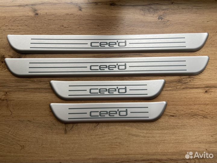 Оригинальные накладки на пороги Kia Ceed 1