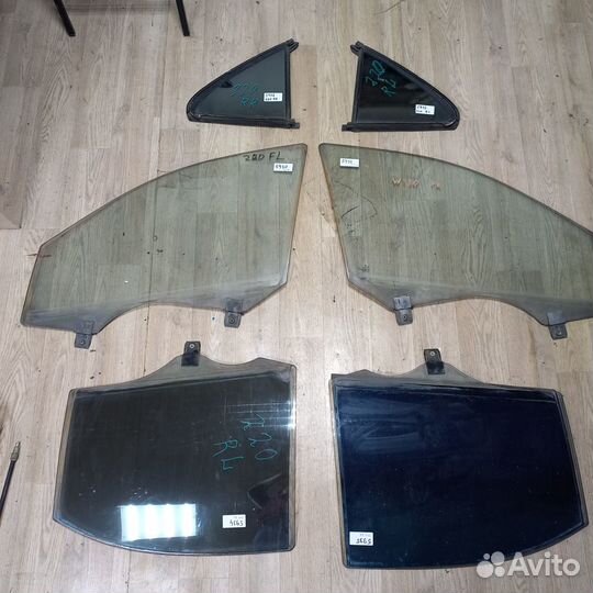 Мерседес 220 стекло передней задней двери