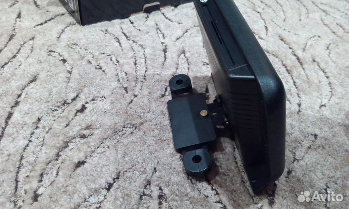 Навесной монитор на подголовник со встроенным DVD