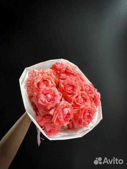 Букет из кустовых роз с крупным бутоном