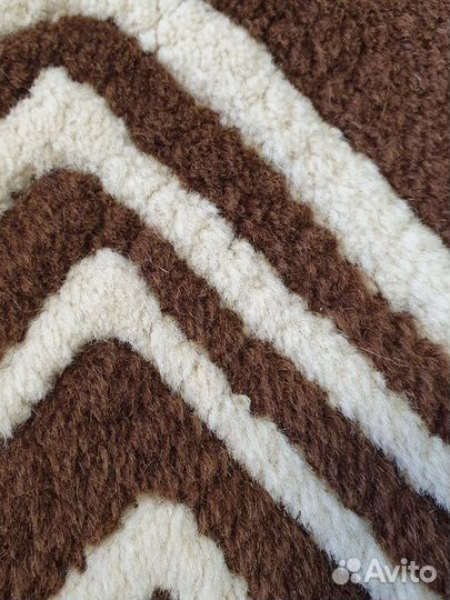 Ковёр шерстяной с оригинальным принтом