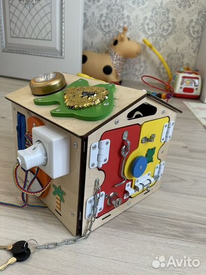 Развивающий домик бизиборд