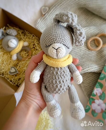 Беби бокс погремушка Зайка