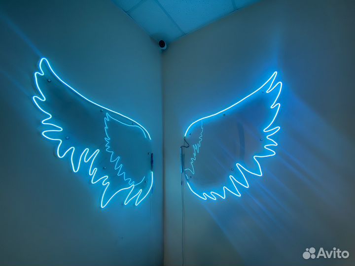 Неоновые крылья