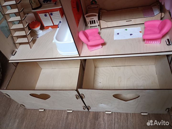 Большой деревянный кукольный домик с мебелью