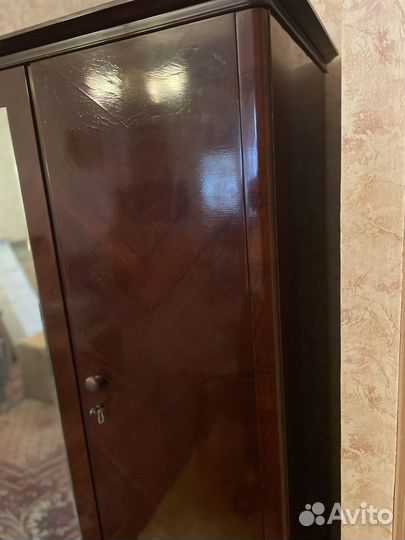 Шкаф антикварный для одежы