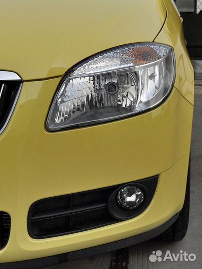 Стекло левой фары Skoda Fabia 5J 2007-2010