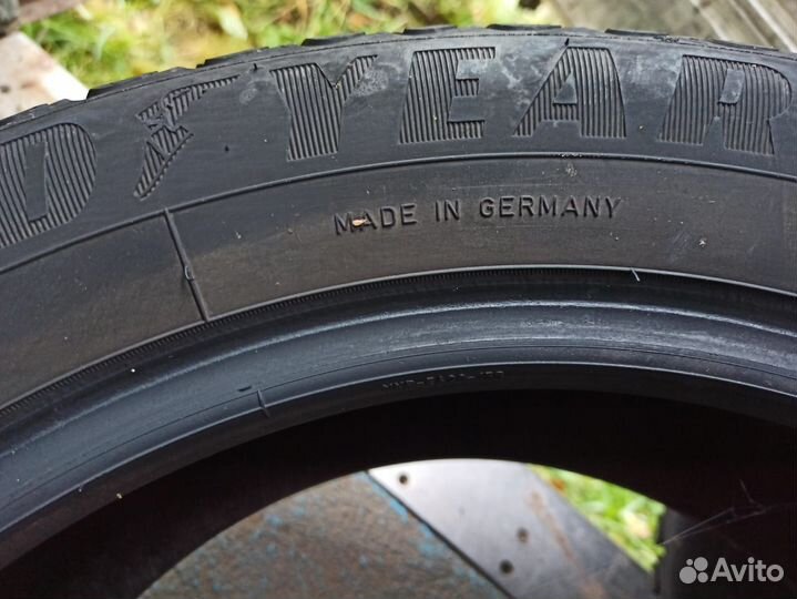 Goodyear Ultragrip Ice Arctic 215/55 R17