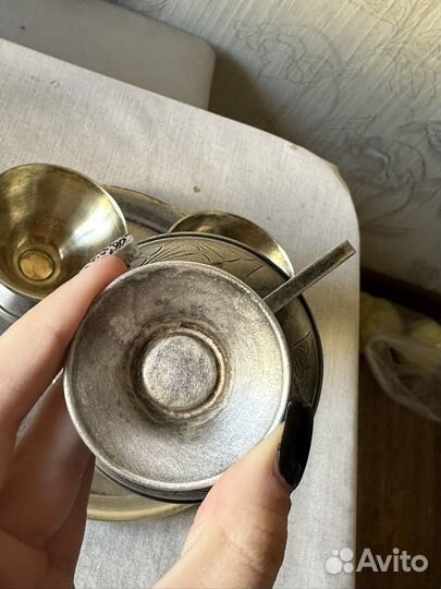 Кофейный набор, мельхиоровые чашки на подносе