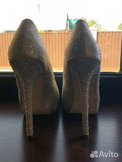 Атласные туфли в стразах