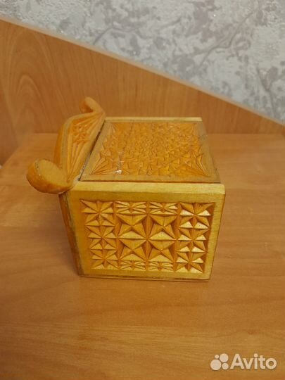 Деревянная шкатулка