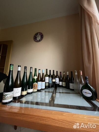 Пустые бутылки из-под вина