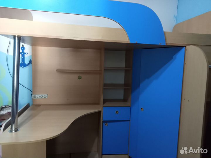 Кровать чердак со столом и шкафом