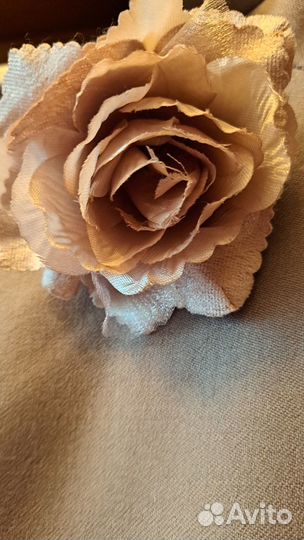 Шерстяное платье Zara Woman с брошью-цветком