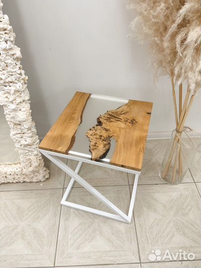 Стильный журнальный столик крадратный