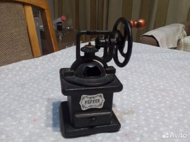 Кофемолка ручная старинная